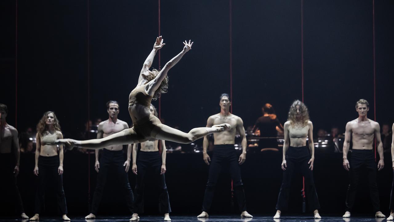 Sacre_Erica Pinzano und Ballettensemble