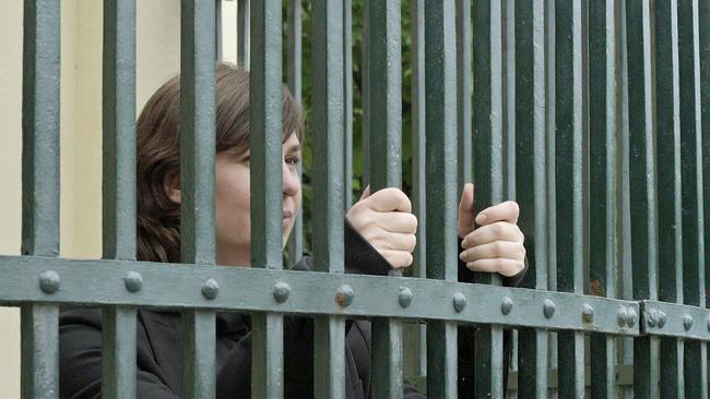 © ORF Tanja Maljartschuk hinter Gitterstäben im Tiergarten Schönbrunn