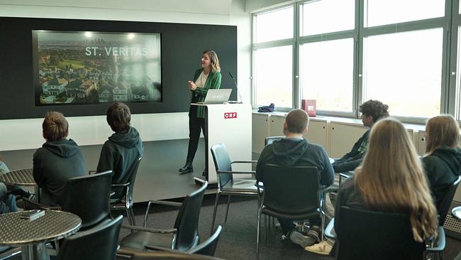 © ORF ORF-Journalistin und ZIB YouTube-Host Kathrin Pollak leitet einen Medienkompetenz-Workshop mit Schülerinnen und Schülern