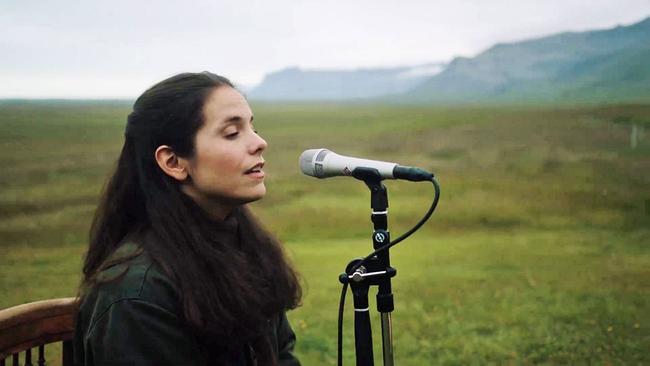Álfheiður Erla Guðmundsdóttir in isländischer Landschaft singend