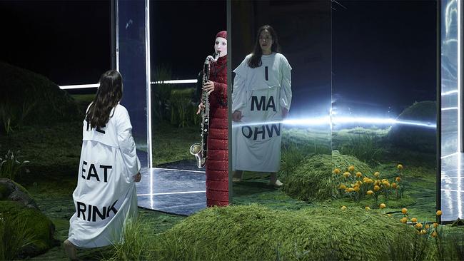 Álfheiður Erla Guðmundsdóttir in "Alice im Wunderland"