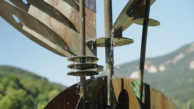 Kunstobjekt vor Berg