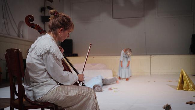 Geigerin und Tänzerin