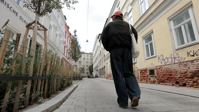 Nenda gehend in schmaler Gasse