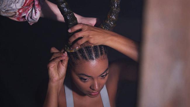 Nenda fixiert für Videodreh Hörner auf ihrem Kopf