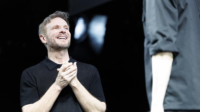 Martin Niedermair (Eric Glass / Junger Mann) bei einer Fotoprobe des Theaterstücks "Das Vermächtnis" 