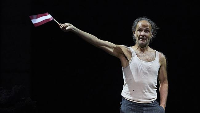 Christian Higer in „Die Flucht“ am Linzer Landestheater