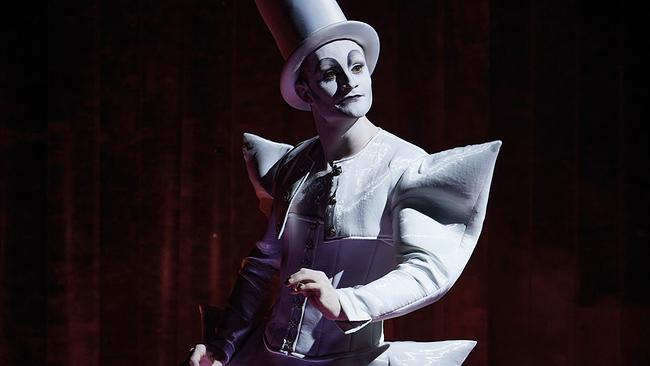 Nick Romeo Reimann als Conférencier in Elfriede Jelineks „Krankheit oder Moderne Frauen“