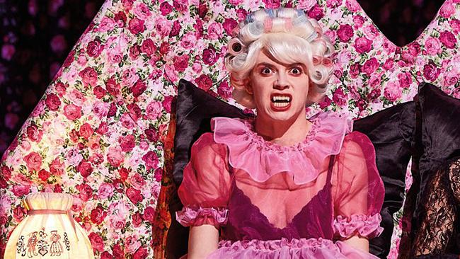 Lavinia Nowak als Carmilla in „Krankheit oder Moderne Frauen“