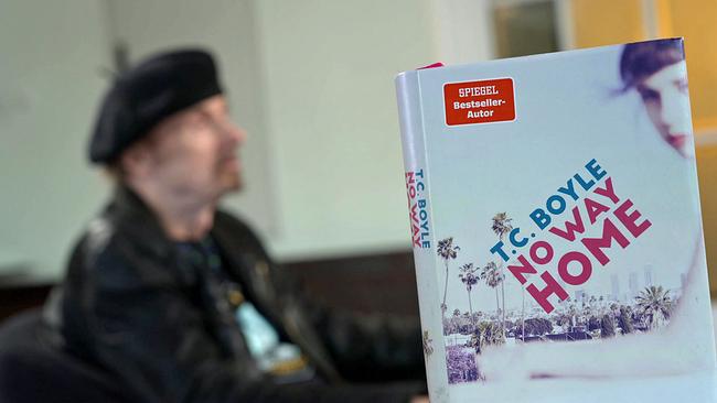 T.C. Boyle im Hintergrund von seinem Buch "No Way Home"