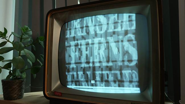 Altes TV-Gerät mit SW-Schriftzug: FERNSEHEN