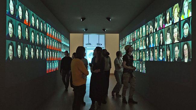 Ausstellungsansicht "Marina Abramović" Besucher beobachten Beopachter auf Monitoren