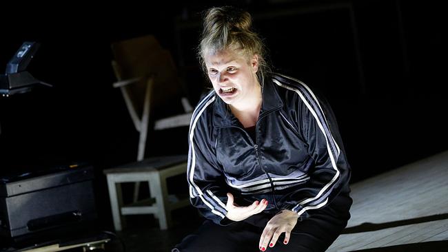 © APA/Georg Hochmuth Stefanie Reinsperger bei Fotoprobe "Die lächerliche Finsternis"