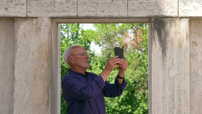Valentin Oman beim Fotografieren von historischen Spuren an einer Wand