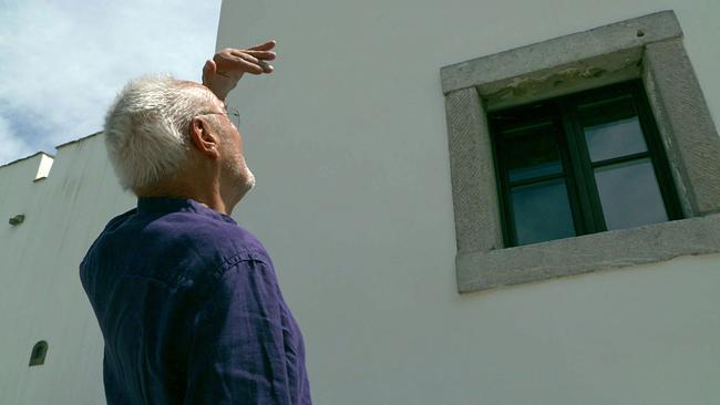 Valentin Oman beim Suchen nach historischen Spuren