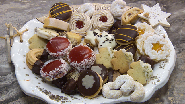 Ein Teller voll verschiedener Weihnachtskekse.