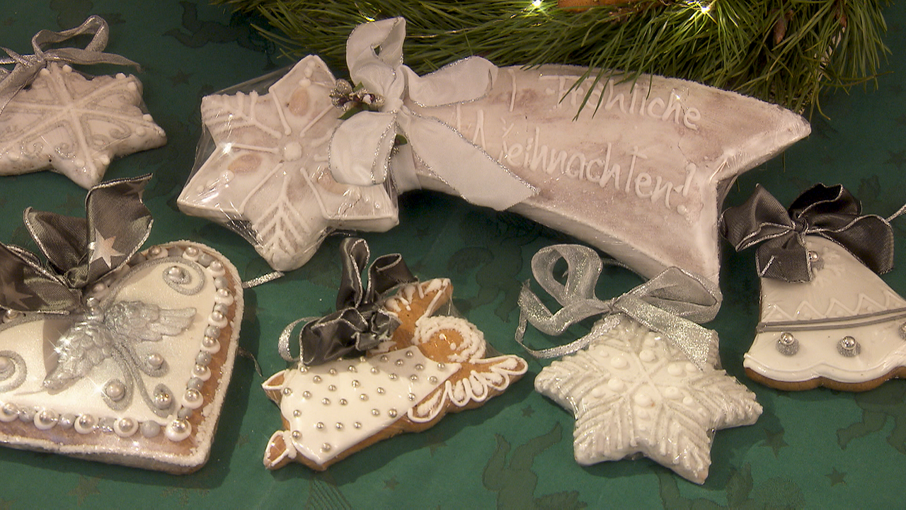 Lebkuchen in unterschiedlicher Form mit weißer Glasur