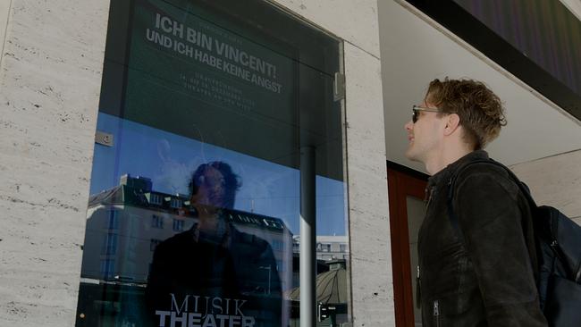 Alois Mühlbacher vor dem "Ich bin Vinzent"- Plakat 