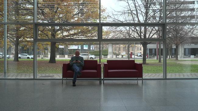 András Visky sitzend auf der Couch