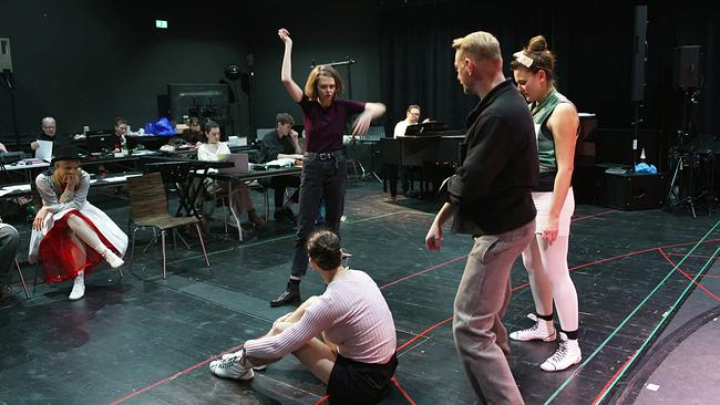 Rieke Süßkow bei Probenarbeit mit Ensemble