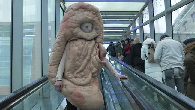 "Wiener Volksohr" Ganzkörperkostüm nimmt mit eingebauten Mikros Alltagssager auf