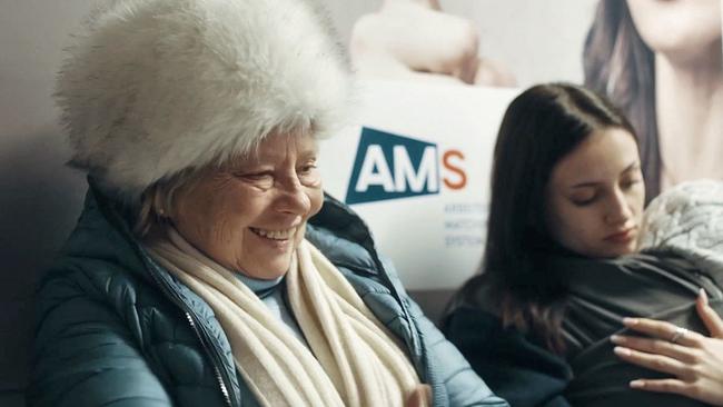 Filmstill "AMS/Arbeit muss sein" - Wartende beim AMS