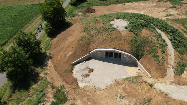 © ORF Ein künstlich errichtetes Hügelgrab aus der Vogelperspektive