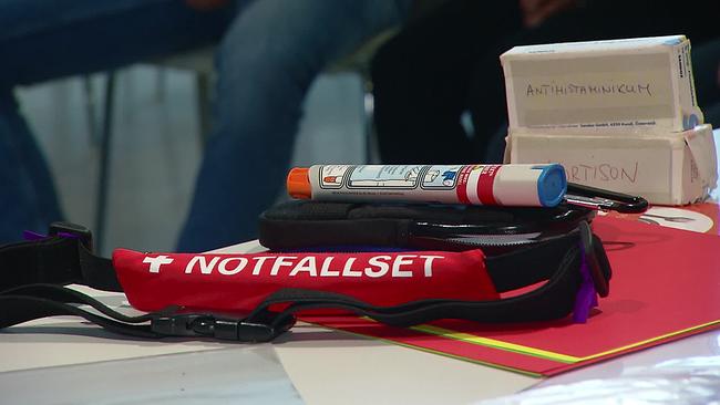 © ORF Adrenalin-Autoinjektor liegt gemeinsam mit einem Notfallset auf einem Tisch