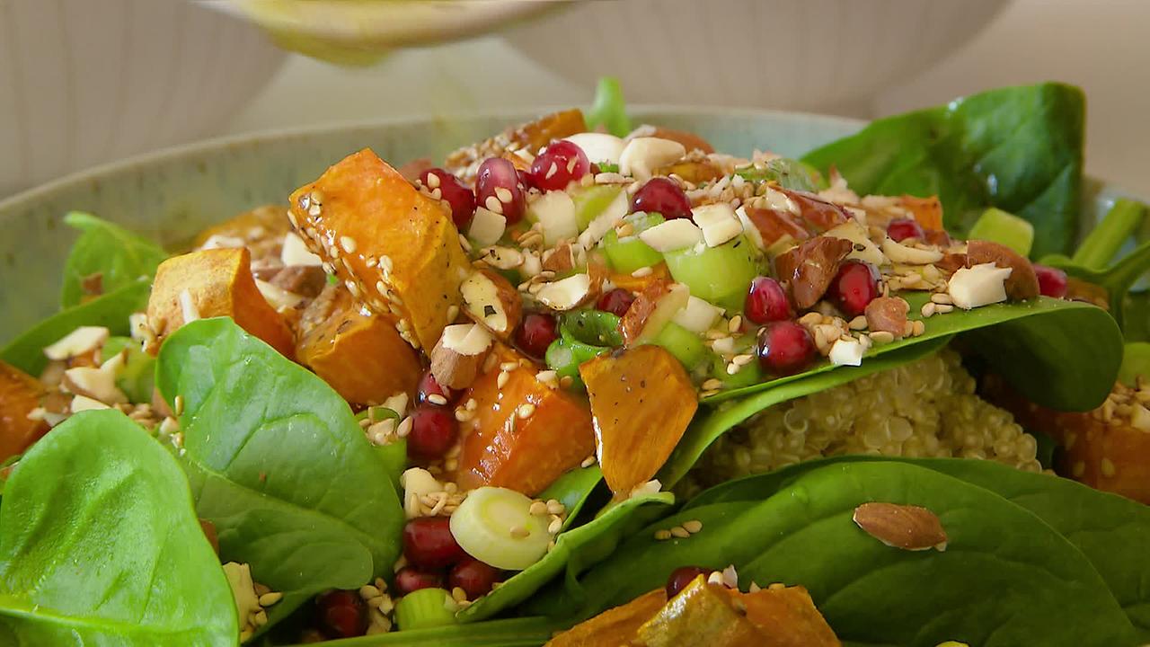 © ORF Bild einer Salatschüssel mit Bulgur, Süßkartoffeln und Granatapfelkernen
