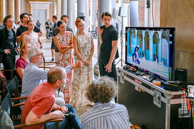 © ORF/Thomas Jantzen John Neumeier (Choreografie), Edith Hisch (Redaktion), Michael Beyer (Regie), Beate Biedermann (Regieassistenz) und Piotr Stanczyk (Choreografische Assistenz) mit Tänzer und Tänzerinnen des Wiener Staatsopernballetts