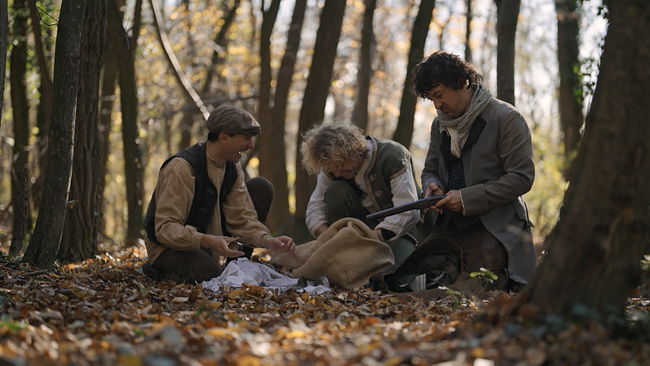 Nachgestellte Szene: Räuberhauptmann Grasel und zwei Kameraden im Wald