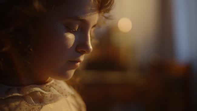 © Shannon Ruddock/Media Stockade Die junge Maria Anna beim Klavierspielen - Reenactment