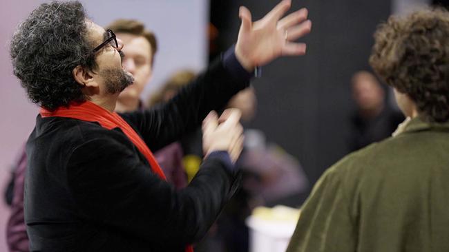 Rolando Villazón als Regisseur bei Probenarbeiten auf Bühne