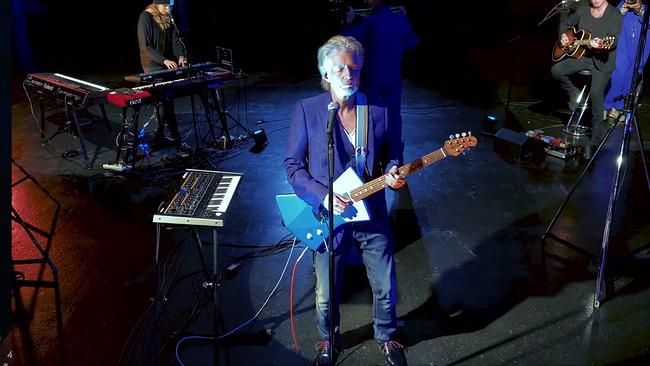 Frank Schätzing mit Gitarre 