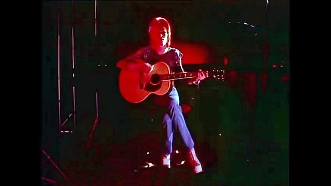 David Bowie mit Gitarre