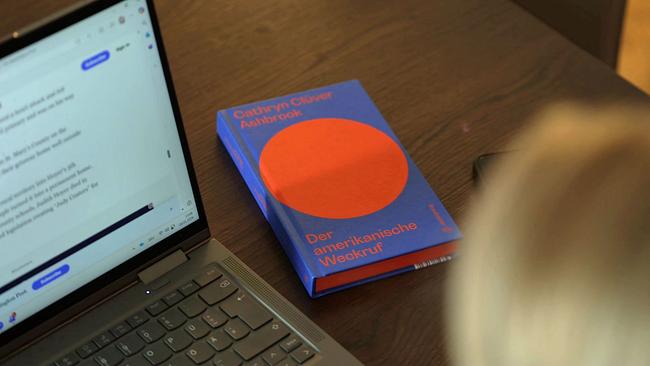 Cathryn Clüver Ashbrooks Buchcover "Der amerikanische Weckruf" neben Computer 