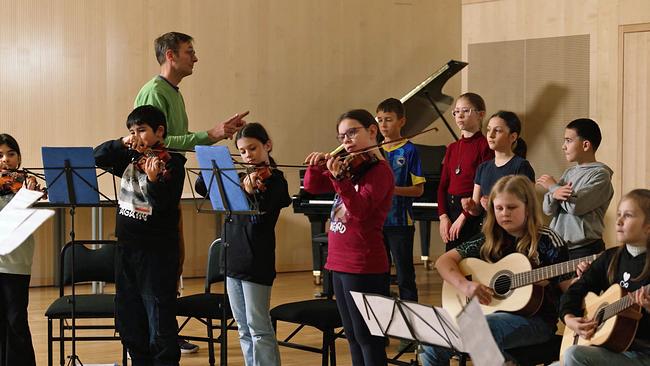 Schulkinder musizierend
