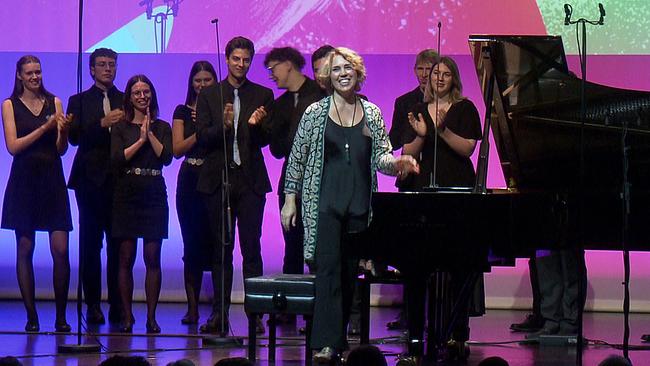 Gabriela Montero und ihr applaudierender Kärntner Chor 