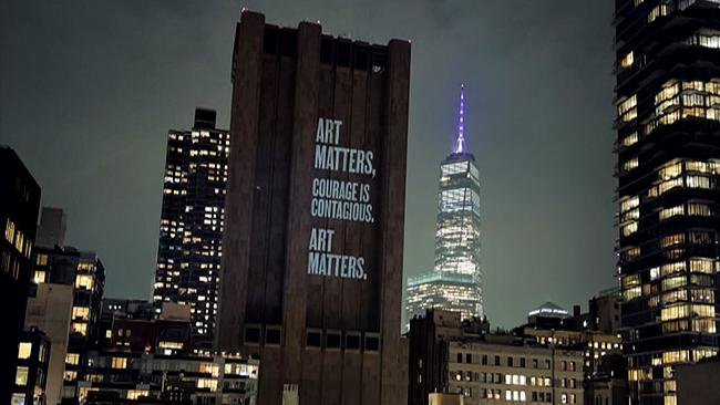 Botschaft "ART MATTERS. Mut ist ansteckend"" im öffentlichen Raum N.Y.