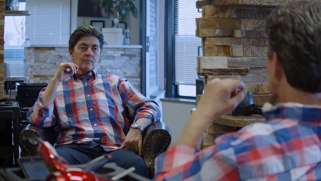 Sanie mit einem frischen Männerhaarschnitt