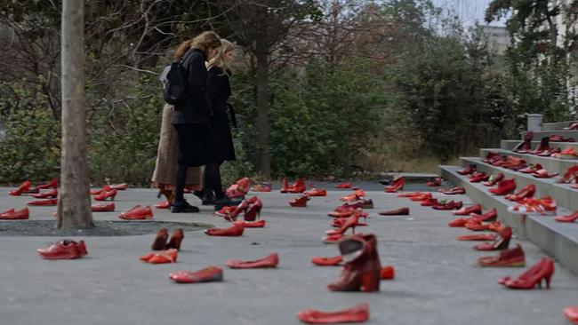 Bei einer Demonstartion:  Viele rote Frauenschuhe auf Gehsteig und Stufen