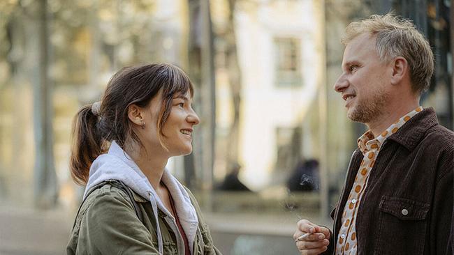 © Alamode Film/Polyfilm Filmstill "Vier minus drei" - Valerie Pachner & Robert Stadlober lächeln einander an
