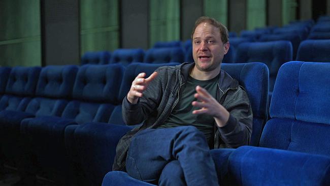 © ORF Adrian Goiginger auf Kinosesseln im Interview