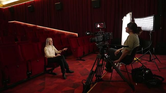 Angela Summereder im Kinosaal interviewt von Sandra Krieger