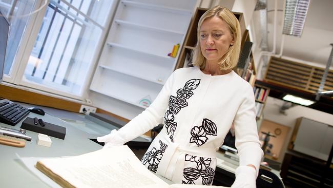 Johanna Rachinger mit Maria Theresias "Erbhuldigungswerk" 