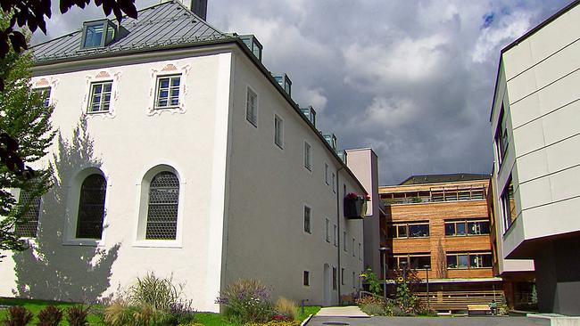 Baukultur - Drei verschiedene Baustile und Epochen nebeneinander