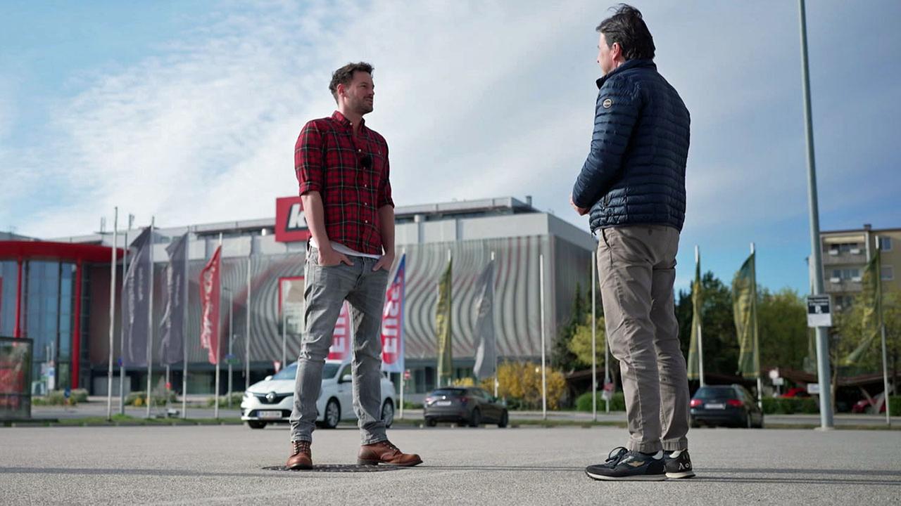 Martin Traxl interviewt auf Gewerbebauparkplatz Paul Pizzera