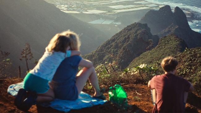 Filmstill "Everytime" / Familie auf Berggipfel