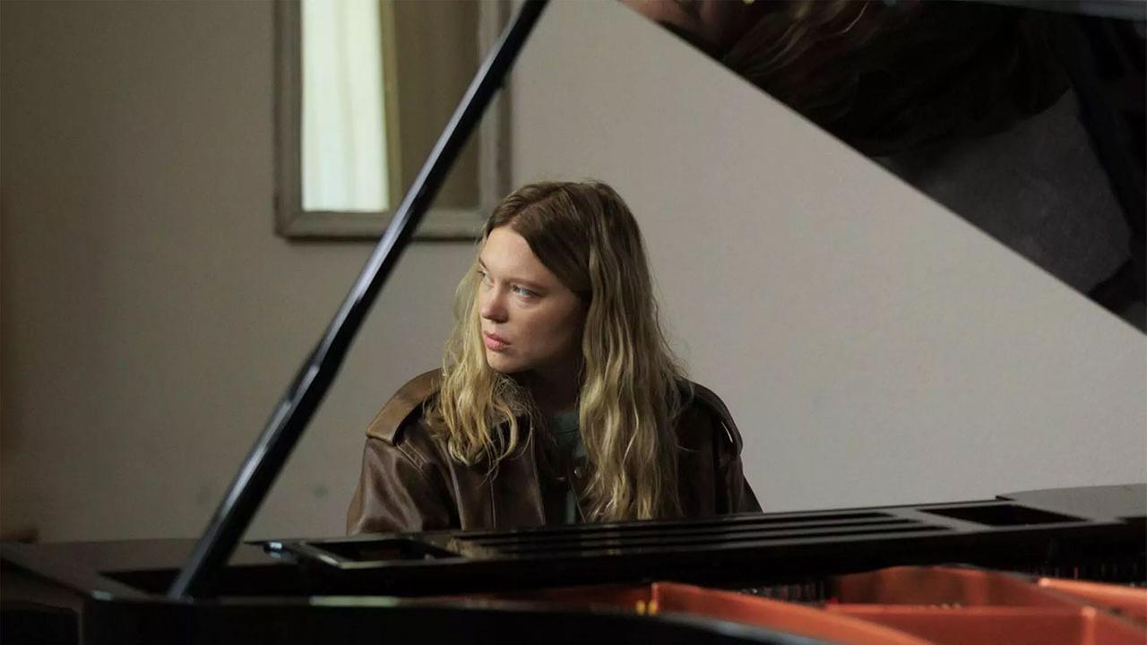 Filmstill  „Gentle Monster“/ Léa Seydoux am Klavier