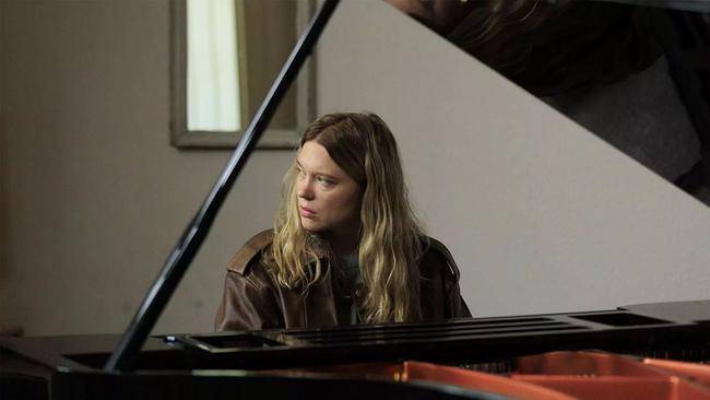 © Frederic Batier/Film AG Produktions GmbH/polyfilm Filmstill „Gentle Monster“/ Léa Seydoux am Klavier